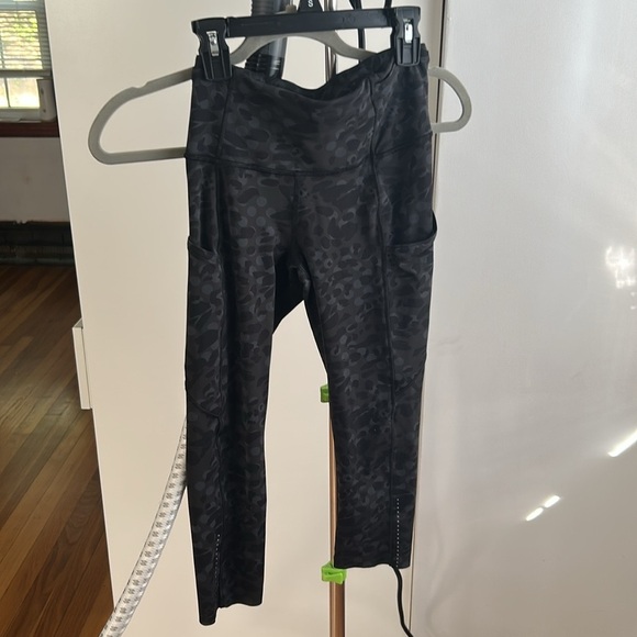 Lululemon Fast and Free Crop Leggings in Size 4 - Formation Camo Deep Coal Multi - Picture 2 of 7